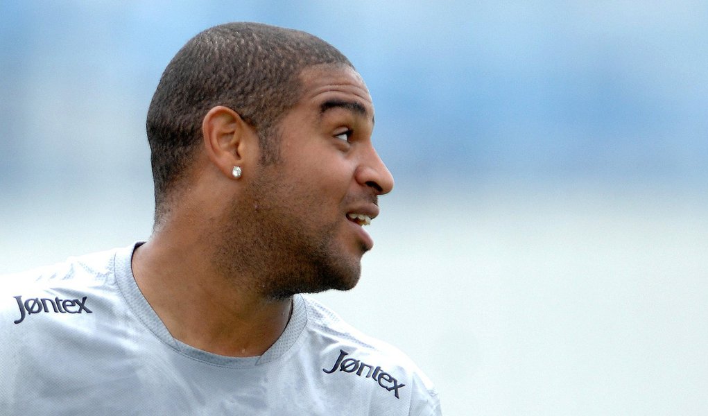 Adriano confirmado para o clássico contra o Santos