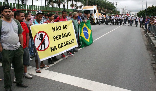 Manifestantes fecham vias de acesso à Ceagesp, em São Paulo