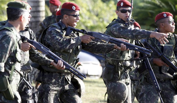 PMs cercados por Exército apelam para arcebispo