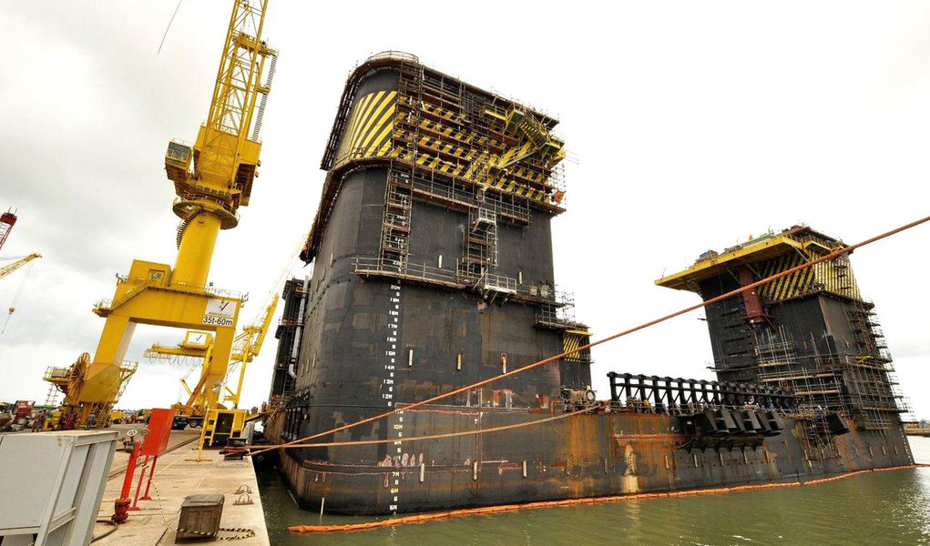 EAS entrega casco da plataforma P-55 