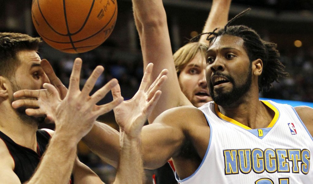 Nenê vence Leandrinho em duelo de brasileiros na NBA