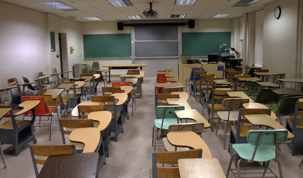 Colégio nega denúncia de sindicato