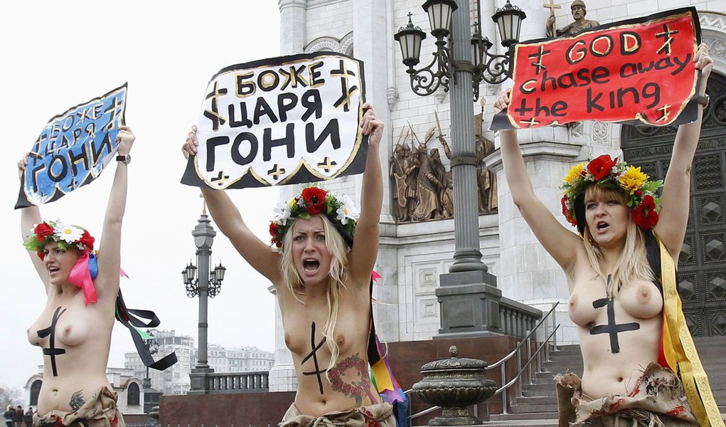 Russas tiram a roupa em protesto às eleições parlamentares