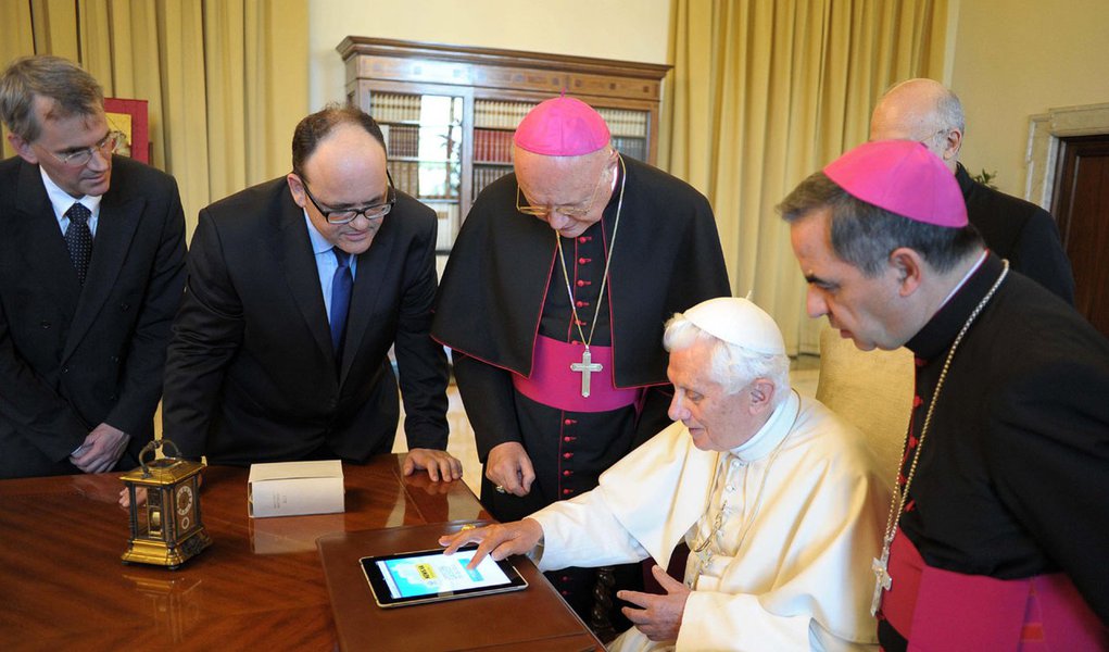 Papa prepara sua conta pessoal no Twitter