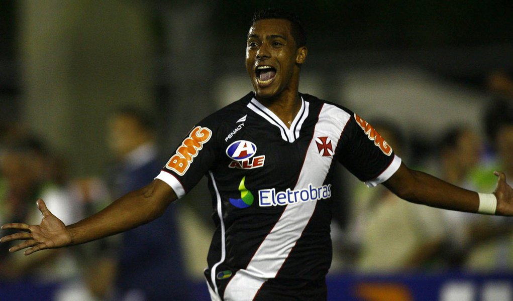 Élton será o terceiro centroavante do Corinthians