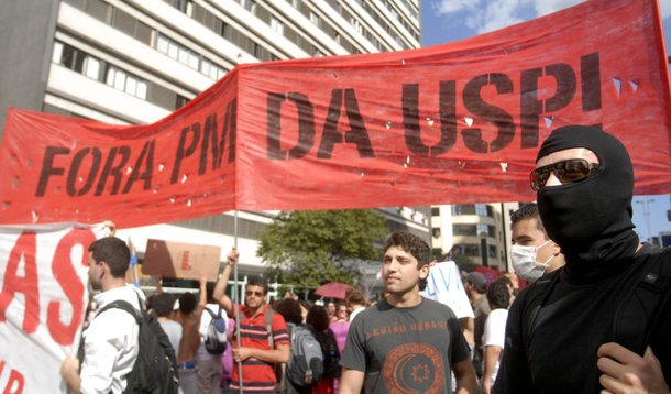 Estudantes da USP fazem manifestação na Avenida Paulista