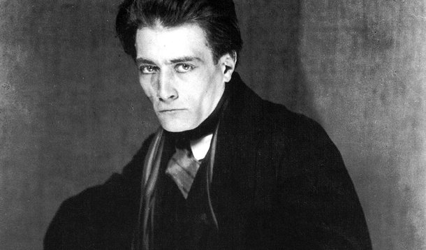 Retrato de Antonin Artaud em livro definitivo