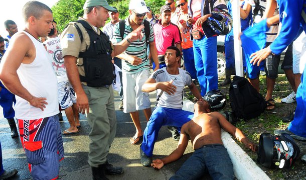 Operários confrontam a polícia na Arena Pernambuco