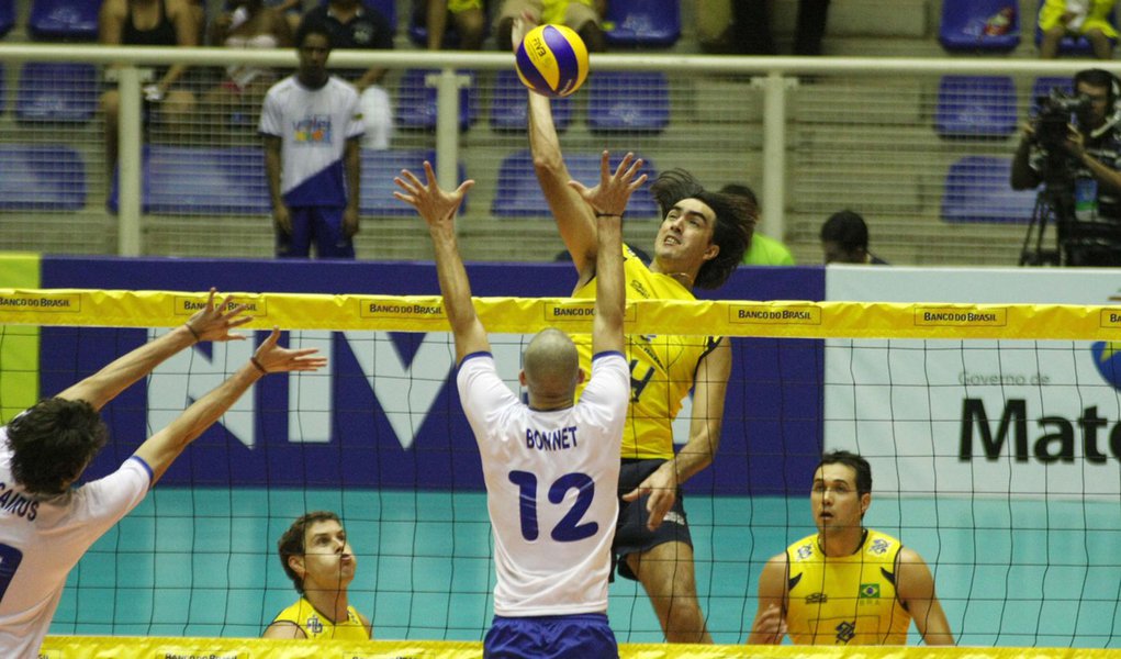 Brasil garante ouro no vôlei masculino