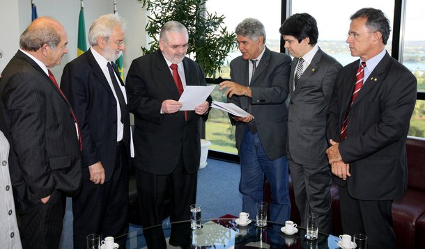 Sob pressão, Gurgel vai investigar Demóstenes