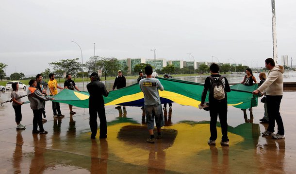 Com chuva, marchas se esvaziam no feriado