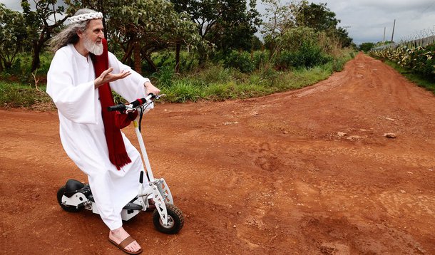 O martírio de Inri Cristo em busca de asfalto