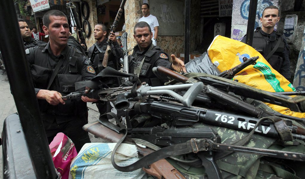 Bope já apreendeu 29 fuzis hoje na Rocinha