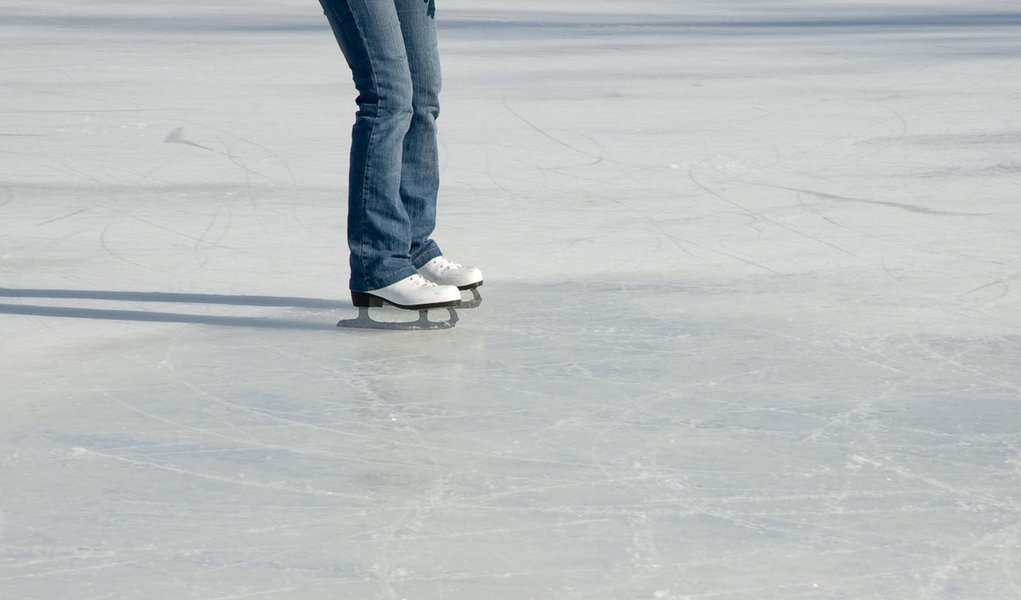 Parque Dona Lindu ganha pista de patinação no gelo