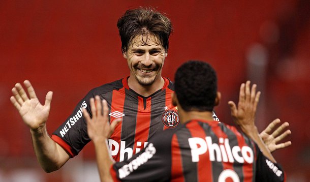 Atlético-PR ganha de virada