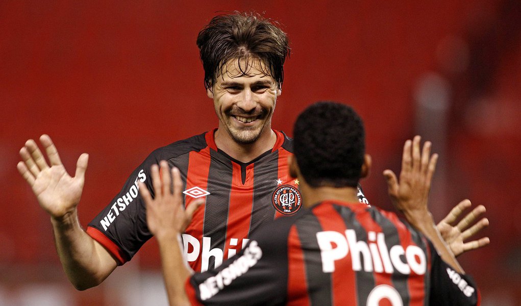 Atlético-PR ganha de virada