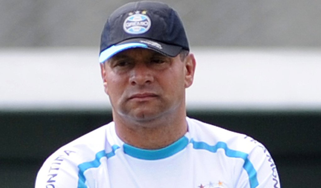 Torcida do Grêmio ironiza saída de Celso Roth no Twitter