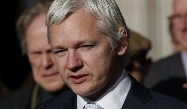 Assange pede a tribunal que suspenda extradição