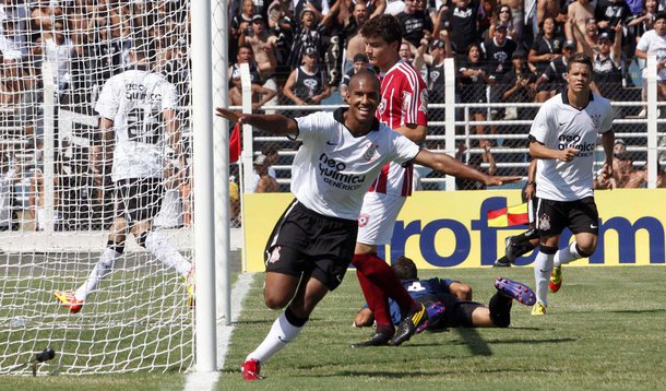 Corinthians vence na Copinha, mas perde liderança