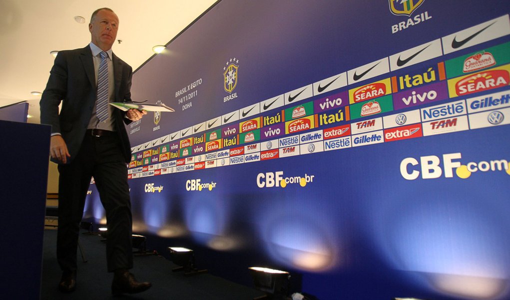 Mano convoca jogadores que atuam fora do Brasil