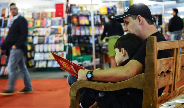 Brasilienses trocam protesto por cultura