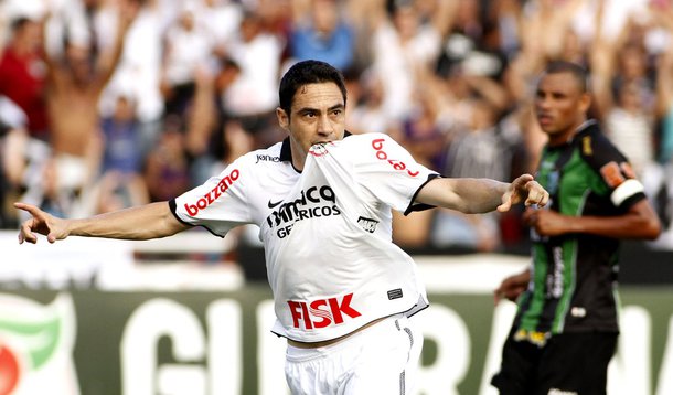 Corinthians perde para lanterna, mas segue líder