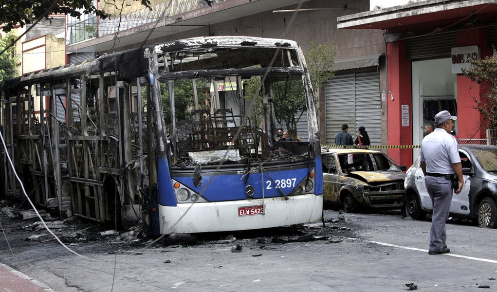 Camelôs queimam ônibus em confronto com a PM