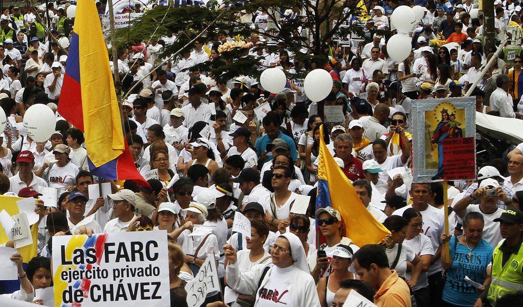 Colômbia em coro: "Abaixo as Farc!"