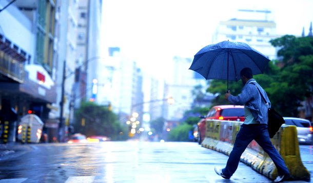 Chove em grande parte do Brasil nesta segunda-feira