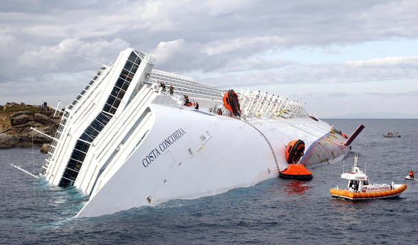 Mergulhadores acham 13º corpo no Costa Concordia