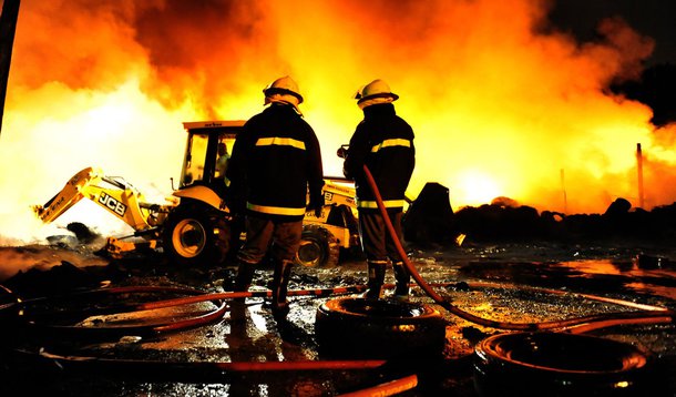 Fogo toma conta de depósito de pneus no RS