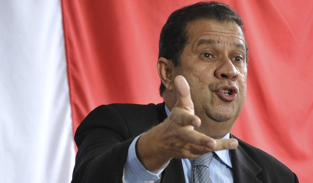 Lupi só sai 'na bala', mas Dilma estuda nomes