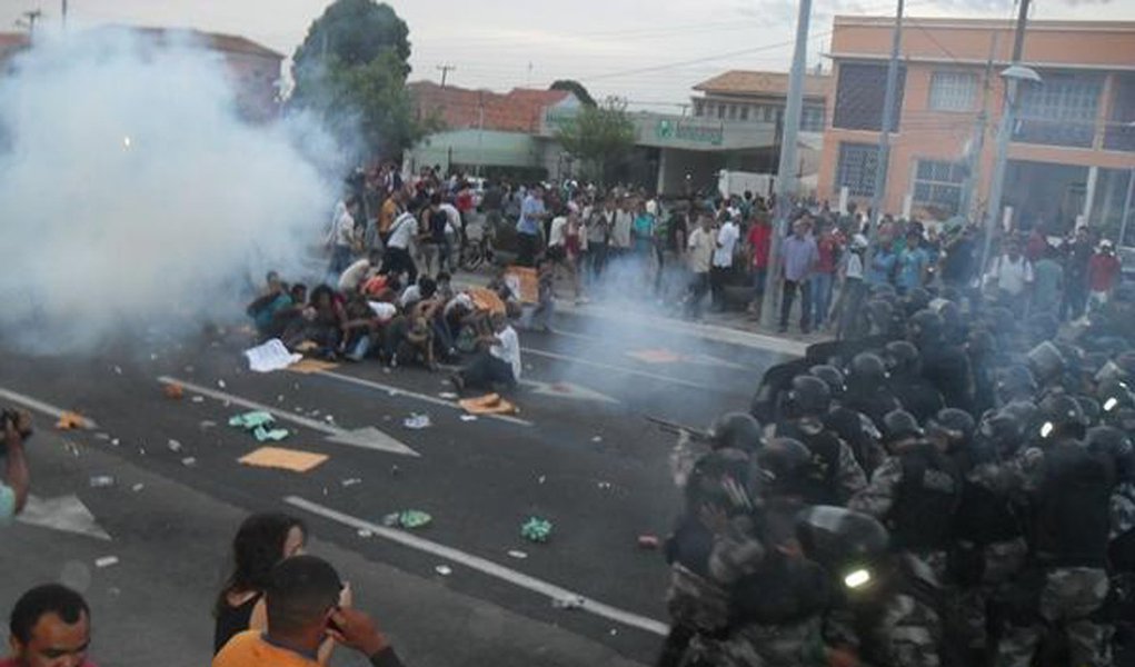 Protesto de passageiros vira confronto no Piauí