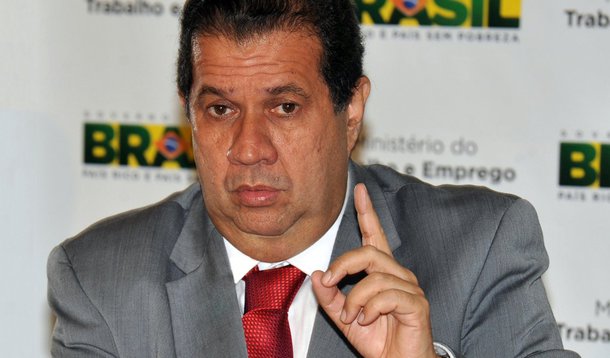 Carlo Lupi afasta assessor em meio a denúncias