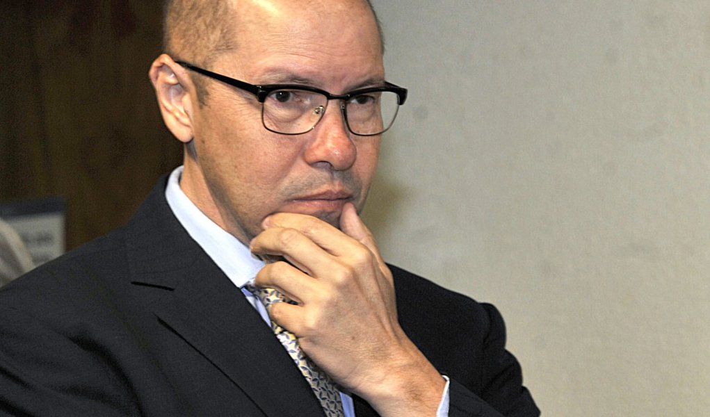 Demóstenes tentou afastar agente da PF de investigação