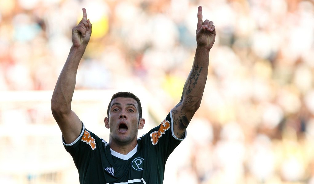 Palmeiras amplia tabu e vira, aos 45, em 2 a 1 sobre o Santos