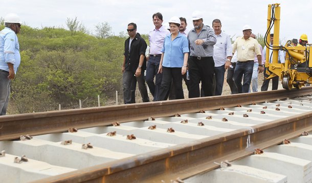 Dilma volta a cobrar metas