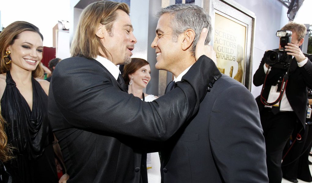 Clooney e Brad Pitt divulgam peça em prol do casamento gay