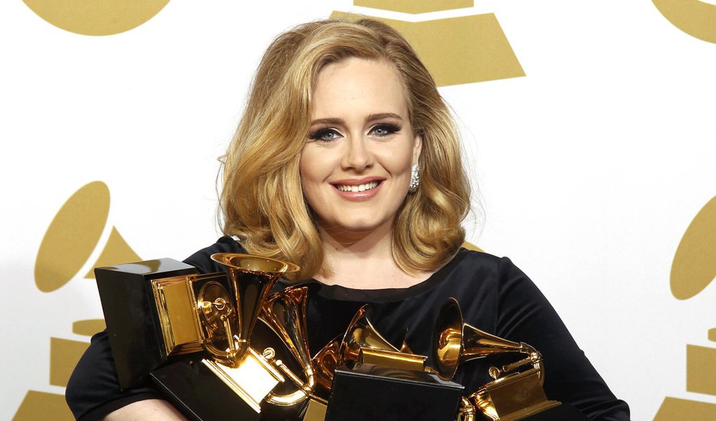 Adele brilha na premiação do Grammy 2012