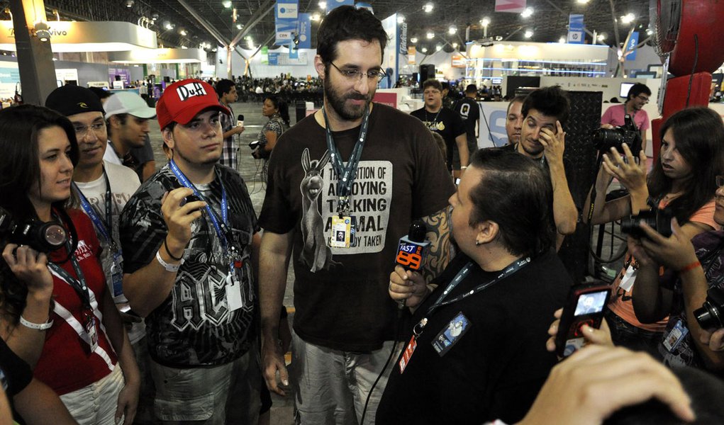 Rafinha Bastos causa tumulto na Campus Party