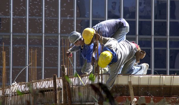 Indústria da construção civil tem queda acentuada em outubro, diz CNI