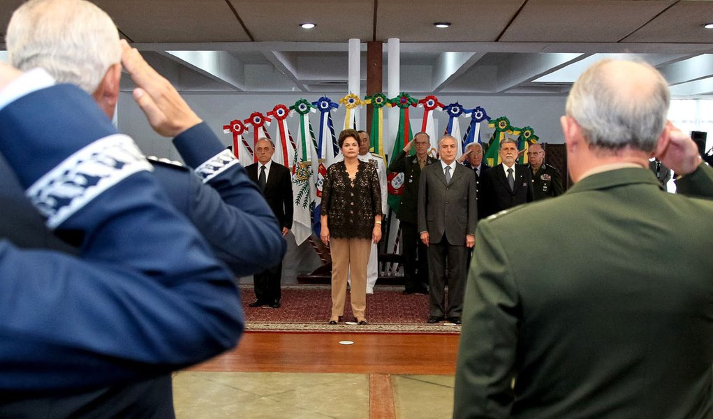 Pressão do Planalto faz militares se retratarem