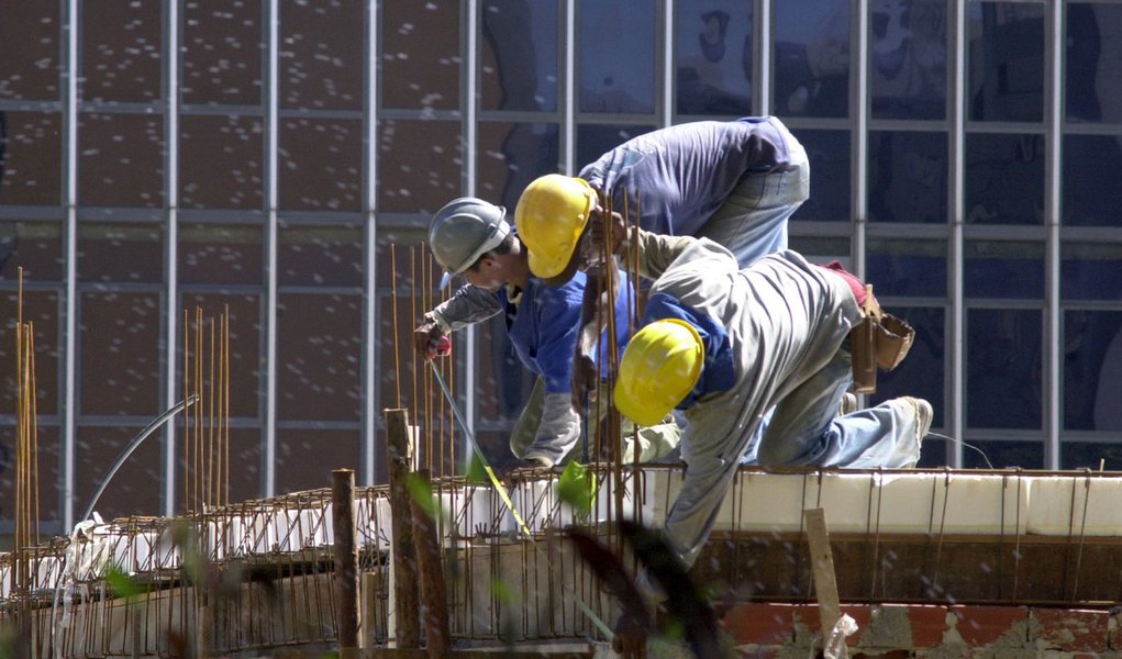 Indústria da construção civil tem queda acentuada em outubro, diz CNI