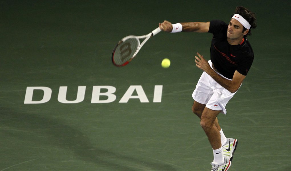 Federer arrasa Llodra em estreia no Torneio de Dubai