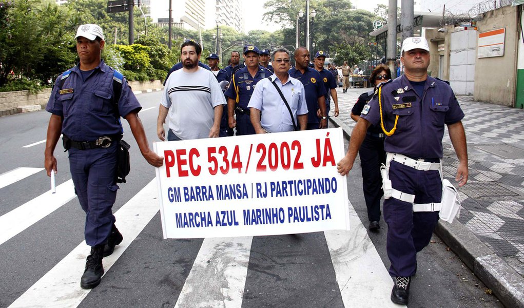 Guarda civil metropolitana faz passeata em São Paulo