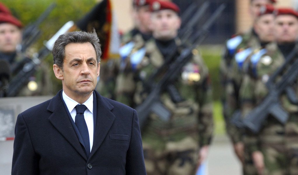 Caça ao atirador de Toulouse impulsiona campanha de Sarkozy