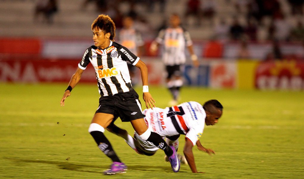 Com três de Neymar, Santos goleia e reage no Paulistão