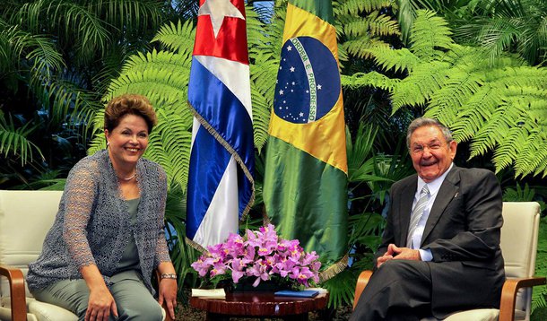 Em Cuba, Dilma evita "atirar a primeira pedra"