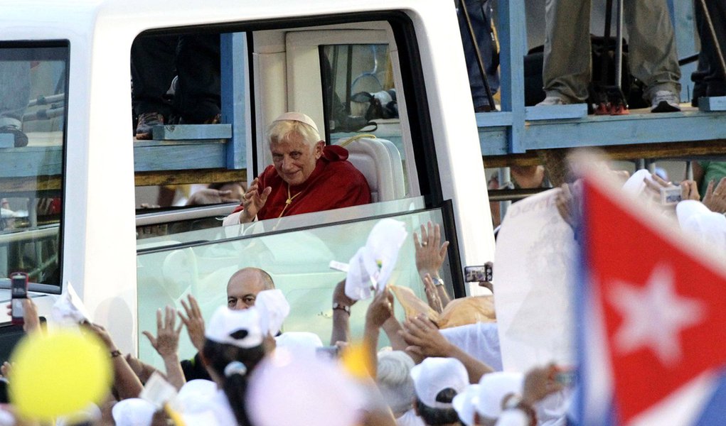 Papa pede uma sociedade aberta em Cuba