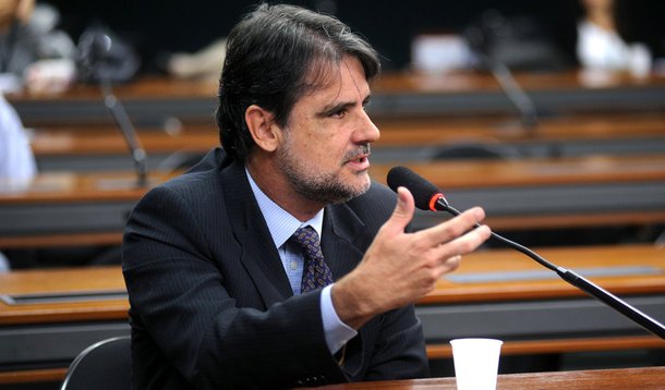 Raul Henry critica gestão em rede social